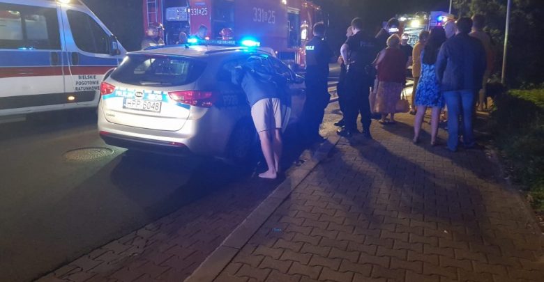 Pożar bloku przy Lenartowicza w Bielsku. Mieszkańców ratowali policjanci . fot. KMP Bielsko-Biała/S. Gorząd – Radio Bielsko „Waszym okiem”