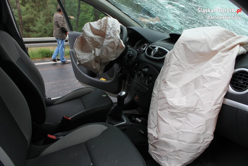 Koszmarny wypadek w miejscowości Koty pod Tarnowskimi Górami. W zderzeniu dwóch osobowych Renault, zginął kierowca jednego z samochodów (fot.KPP Tarnowskie Góry)