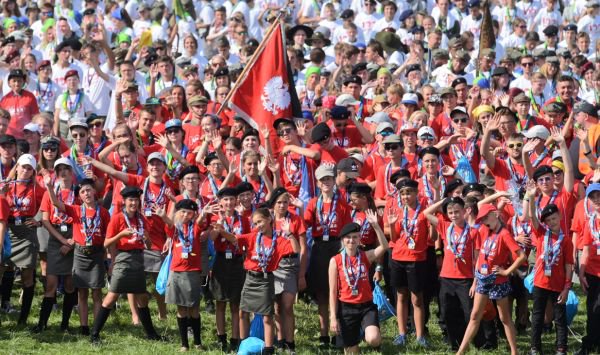 Harcerze pobili rekord i ułożyli największą żywą flagę Polski. W sumie rekord biło 12 tysięcy zuchów.