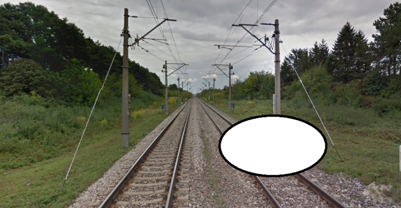 Leżał z rowerem na torach. Szynobus odciął mu nogi! (fot. mapy google)