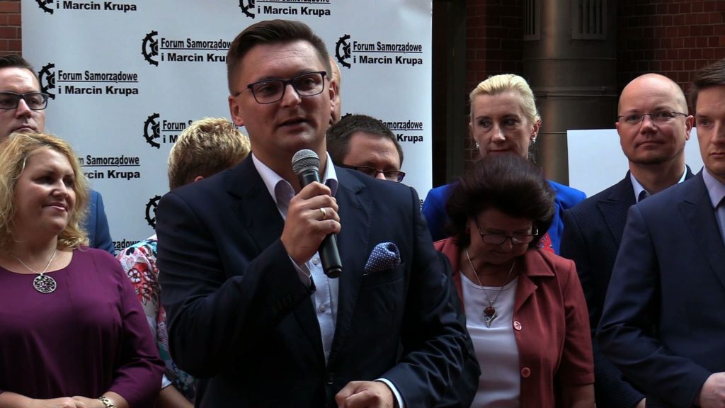 Krupa lubi jednak dawkować emocje, bo chociaż potwierdził swój udział, to programu wyborczego dziś nie ogłosił