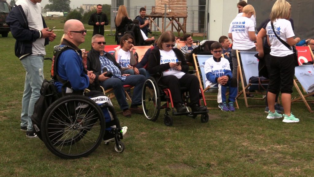 Osoby zmagające się z SMA, czyli rdzeniowym zanikiem mięśni skakały ze spadochronem na gliwickim lotnisku