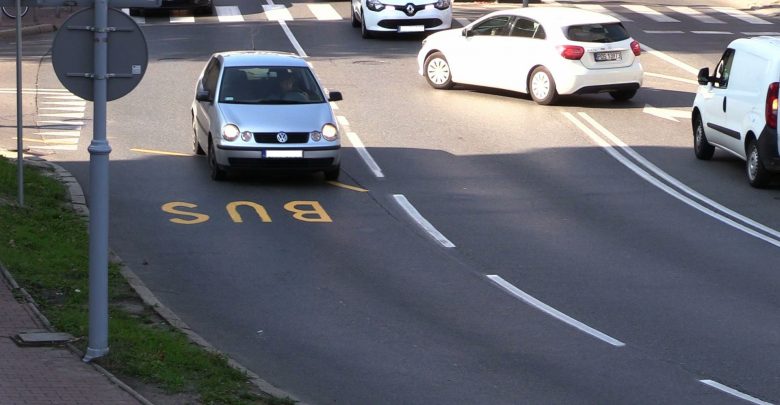 Katowice: Osobówki na buspasie? Kierowcy rozjeżdżają buspas na Mikołowskiej