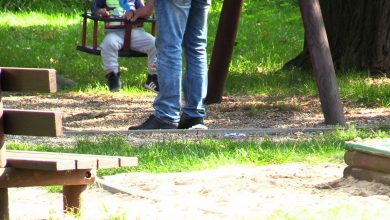 Pedofil grasuje pod jedną ze szkół w Jaworznie? Rodzice dostali kartki z ostrzeżeniem!