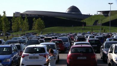 Samochody stojące na parkingu