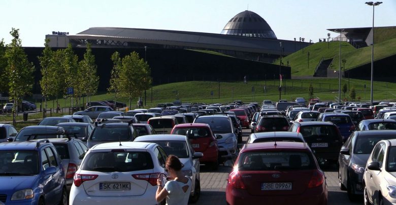 Samochody stojące na parkingu