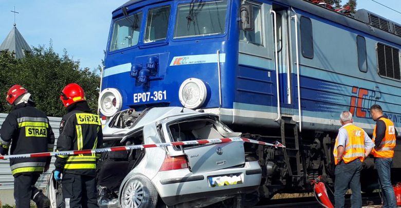 Ominęła opuszczone rogatki i wjechała pod pociąg. 82-latka zginęła na miejscu (fot.Policja Mazowiecka)