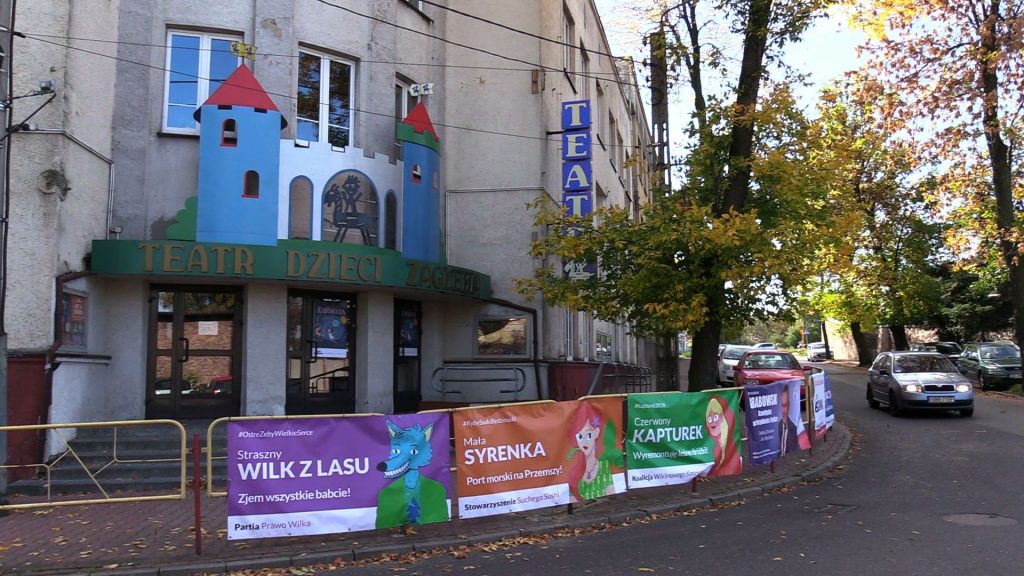 Będzin: Syrenka, wilk i Czerwony Kapturek startują w wyborach? Tajemnicze banery przy Teatrze Dzieci Zagłębia
