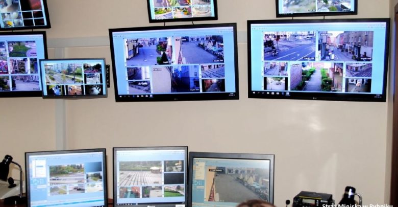 Rybnik: Półnaga kobieta w centrum miasta. Rozebrał ją nieznany jej mężczyzna? (fot.Straż Miejska Rybnik)