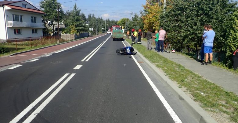 Siewierz: wyprzedzał samochody i uderzył w tył przyczepy ciągnika rolniczego. Nie żyje 20-letni motocyklista (fot.Śląska Policja)