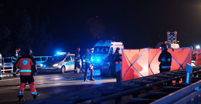 Jedna osoba nie żyje, a osiemnaście, w tym dzieci - zostało rannych. To efekt karambolu do jakiego doszło wczoraj (16.09) po godzinie 22.00 na drodze S1 w Jaworznie