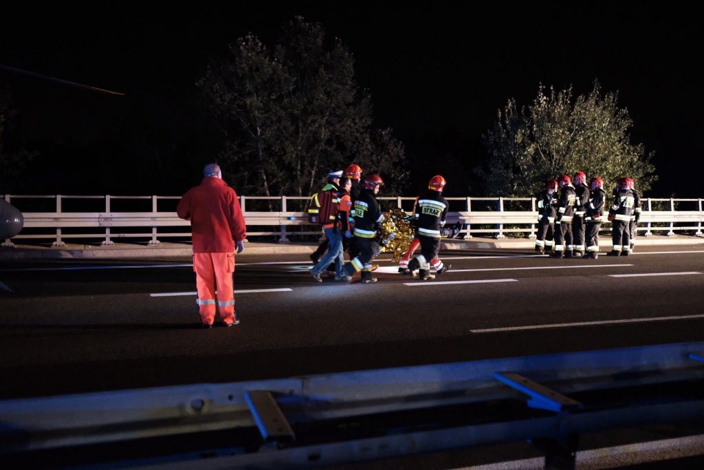 Niestety - bilans karambolu na S1 jest coraz bardziej tragiczny. Zmarła najciężej ranna osoba. Obecnie bilans karambolu na S1 to 1 ofiara śmiertelna i 11 osób rannych - w tym czworo dzieci(fot.Paweł Jędrusik)