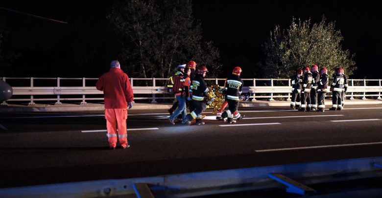 Niestety - bilans karambolu na S1 jest coraz bardziej tragiczny. Zmarła najciężej ranna osoba. Obecnie bilans karambolu na S1 to 1 ofiara śmiertelna i 11 osób rannych - w tym czworo dzieci(fot.Paweł Jędrusik)
