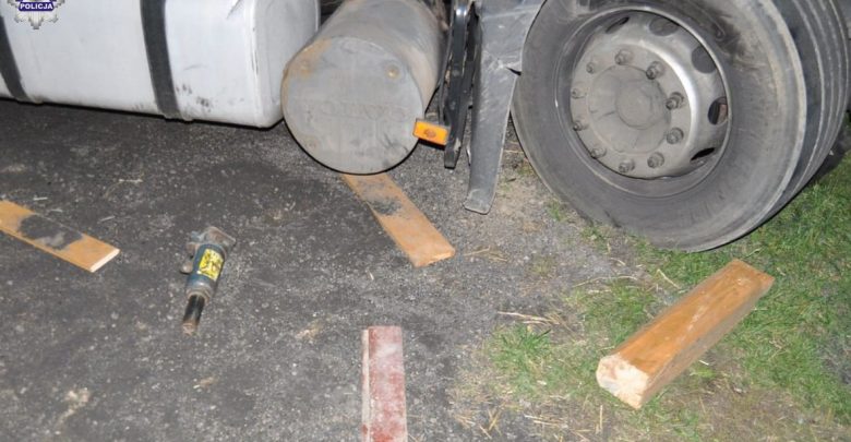 Tragiczny wypadek podczas naprawy samochodu. Ciężarówka przygniotła 31-latka. Zginął na miejscu (fot.Policja Lubelska)