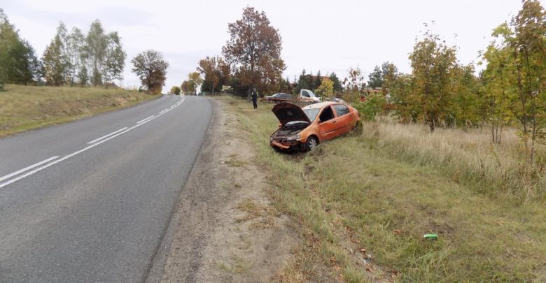 Fiat, którym podróżowało dwóch pijanych mężczyzn wyleciał z drogi i pozwiedzał przydrożny rów (fot.policja)