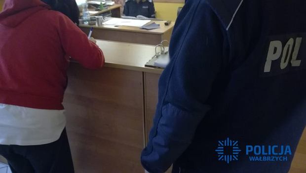 Urodziła dziecko do wiadra z swoimi odchodami. Niemowlę nie żyje (fot. policja.pl)