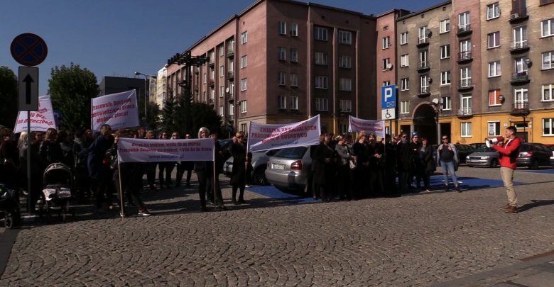 Protest pracowników MOPS przed Urzędem Miasta Sosnowiec. Domagają się wyższych płac i szacunku dla ich pracy