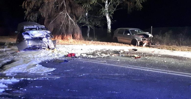 Golf najechał na BMW, które uderzyło w skodę. BMW zaczęło się palić. 6 osób rannych, w tym 3 dzieci (fot.Policja Kujawsko - Pomorska)
