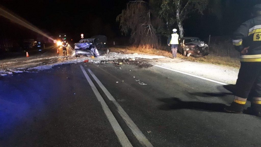 Golf najechał na BMW, które uderzyło w skodę. BMW zaczęło się palić. 6 osób rannych, w tym 3 dzieci (fot.Policja Kujawsko - Pomorska)