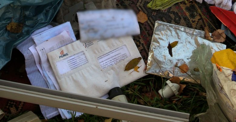 Interwencja Silesia Flesz: Ktoś wyrzucił dokumenty, zdjęcia i pamiątki po zmarłej kobiecie na śmietnik!
