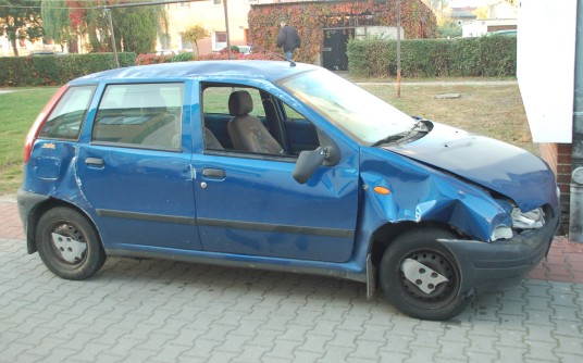 Ukradł auto, żeby dojechać do dziewczyny. Po drodze dachował, ale i tak dojechał (fot.Policja Wielkopolska)