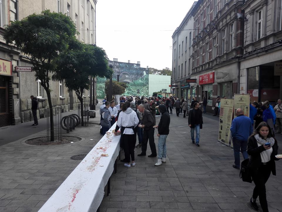 Słodka niepodległość, czyli 100-metrowe ciasto powstało w Chorzowie! (fot.Wojciech Żegolewski)