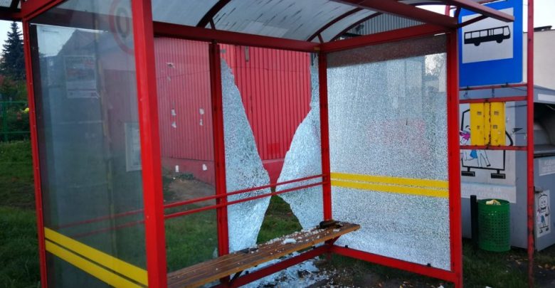 Kto niszczy wiaty przystankowe w gminie Zbrosławice? Wójt ma dość i wyznacza nagrodę! (fot.KPP Tarnowskie Góry)