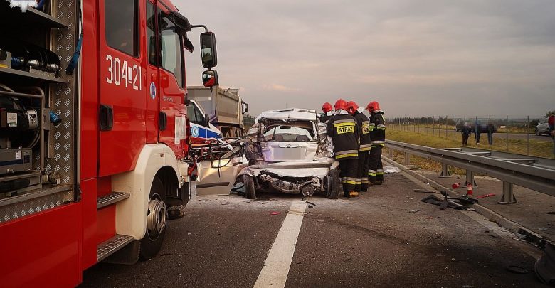 Kierowca hyundaia zatrzymał się na prawym pasie. Wjechał w niego kierowca ciężarowego volvo. Jedna osoba nie żyje (fot.Policja Lubelska)