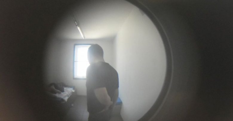 Zasnął pod szlabanem kolejowym, a obudził się w więziennej celi (fot.Policja Świętokrzyska)