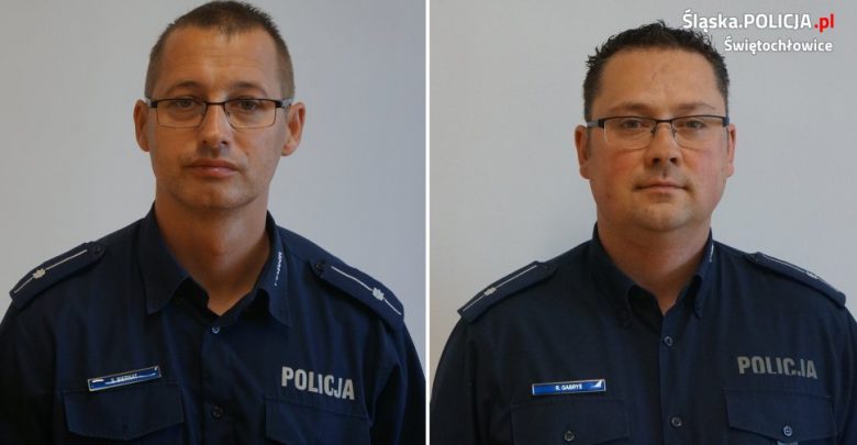 Dwaj dzielnicowi ze Świętochłowic byli na miejscu szybciej, niż straż pożarna i nie mieli czasu czekać na pomoc innych służb (fot.KMP Świętochłowice)