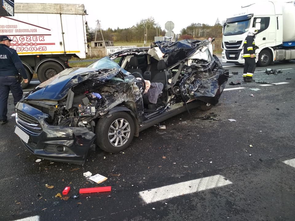 Wypadek w Koziegłowach na skrzyżowaniu DK1 z Częstochowską. Ford wbił się pod TIRa (fot.OSP Koziegłowy)