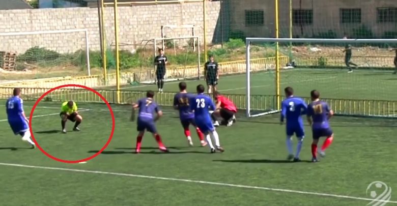 Niesamowite! Sędzia zawstydził piłkarzy i strzelił pięknego gola (fot.TVP Sport)