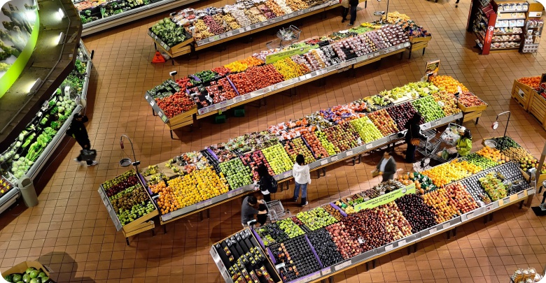 Lokalny sklepik VS sieciówka (fot. pixabay.com)