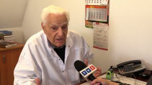 Dr Tadeusz Krawecki, który jako lekarz chorób zakaźnych przepracował ponad 60 lat - dziś o nieszczepieniu dzieci mówi krótko: to zbrodnia