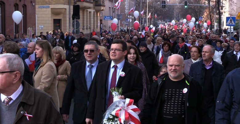 100-lecie niepodległości Polski: Biało-czerwony marsz przeszedł ulicami Katowic