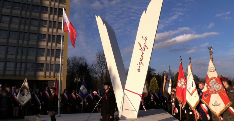 Ogromne V czyli Pomnik Niepodległości stanął w Tychach