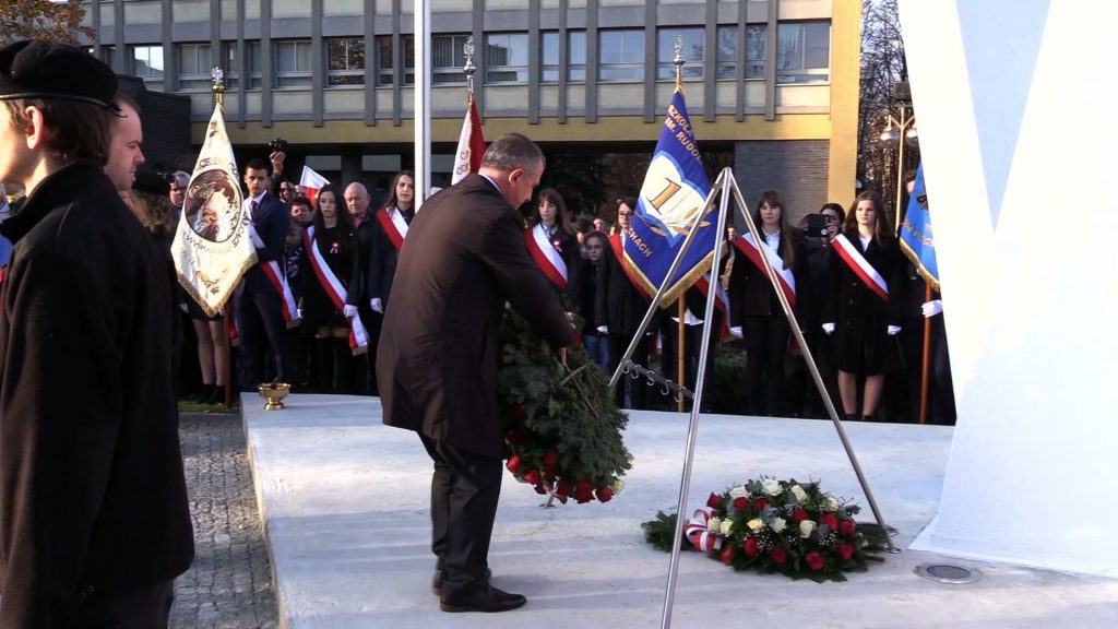Ogromne V czyli Pomnik Niepodległości stanął w Tychach