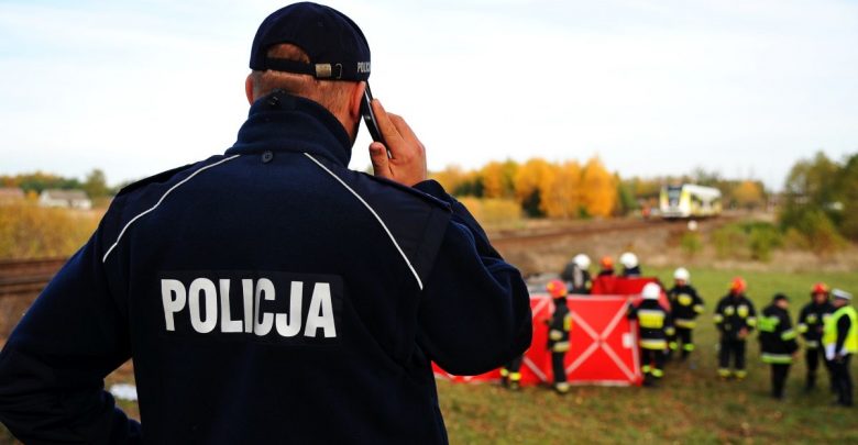 Tragedia na niestrzeżonym przejeździe kolejowym. Rodzina podróżująca citroenem wjechała pod szynobus (fot. Policja Lubuska)