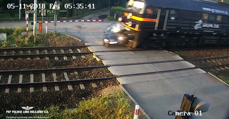 Idioci za kierownicą? Kolejarze na Śląsku muszą uczyć, jak się nie zabić na przejeździe kolejowym!