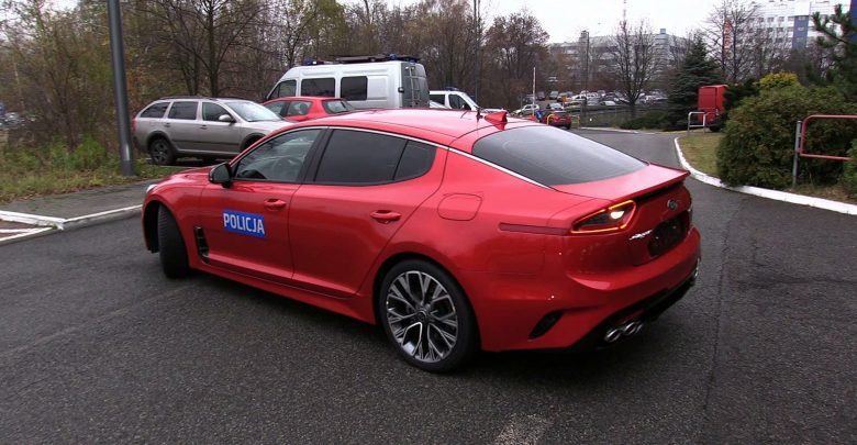 Osiem policyjnych samochodów KIA Stinger wyjedzie wkrótce na śląskie ulice. Każdy z nich ma 245 KM mocy i przyspiesza do 100 km/h w nieco ponad 6 sekund