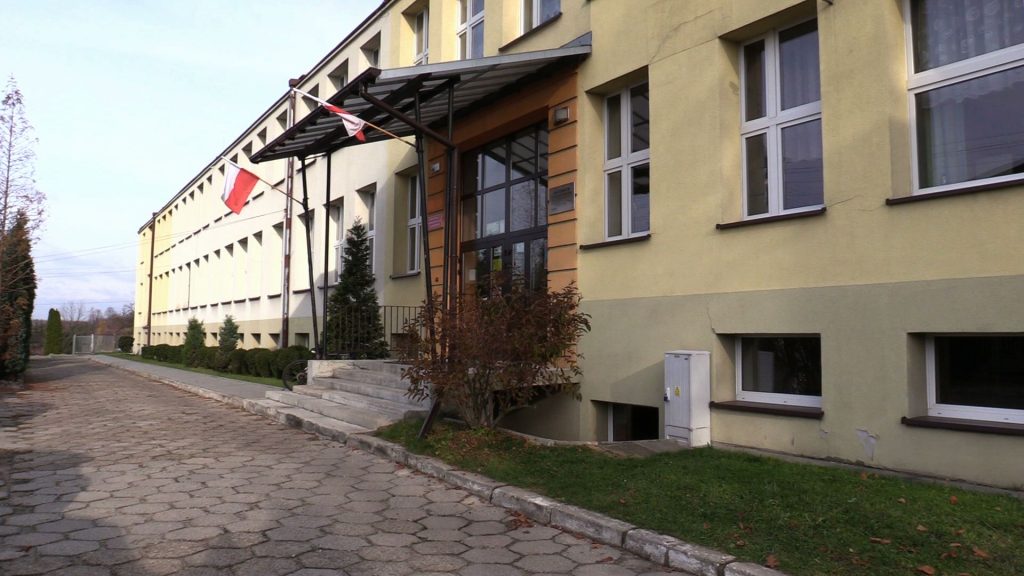 Pęknięcia na ścianach pojawiały się od kilku dni, ale dopiero teraz przybrały takie rozmiary. Dziś rano prezydent miasta zdecydował o ewakuacji uczniów