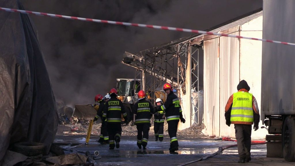 Ponad 100 strażaków z kilku śląskich jednostek gasiło pożar, który w nocy wybuchł na składowisku zużytych opon w Żorach