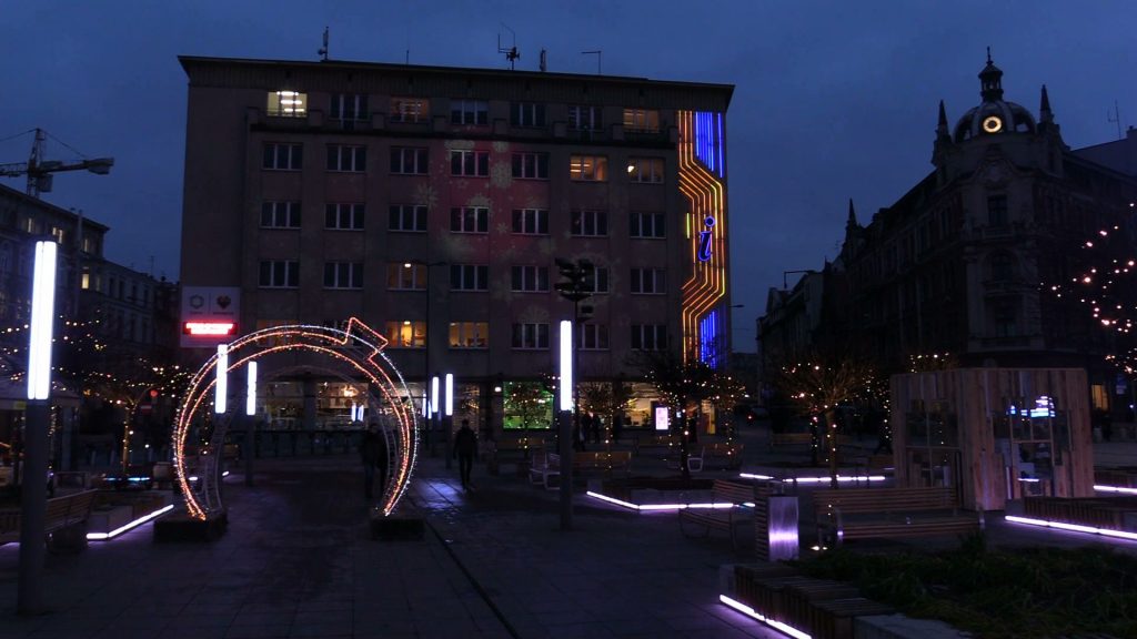 Pierwsze świąteczne iluminacje świetlne rozświetliły już ulice Katowic. Dziś prezydent Katowic Marcin Krupa odpalił lampki świąteczne na 16 metrowym świerku