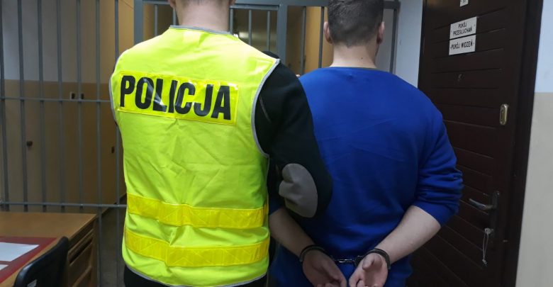 Policjanci zatrzymali mężczyzn, którzy obrzucili jajkami pomnik Jana Pawła II (fot. Policja Wielkopolska)