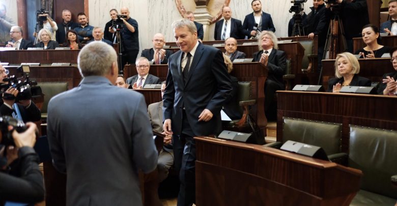 Zmiana marszałka. Co musi się stać, żeby Saługa mógł ponownie rządzić?