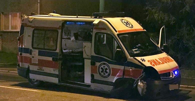 Wypadek w Tychach. Karetka na ulicy Budowlanych zderzyła się z samochodem osobowym (fot.112tychy.pl)