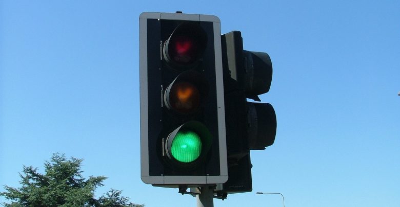Pojawiło się zielone światło, a on dalej stał! Kierowca renault zasnął na skrzyżowaniu (fot.poglądowe/www.pixabay.com)