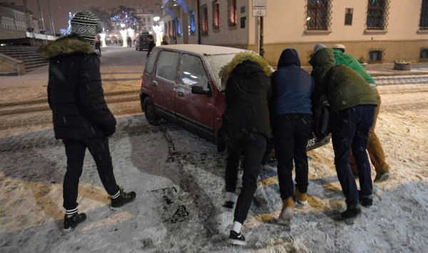 Intensywne opady śniegu. Rządowe Centrum Bezpieczeństwa wydało OSTRZEŻENIE