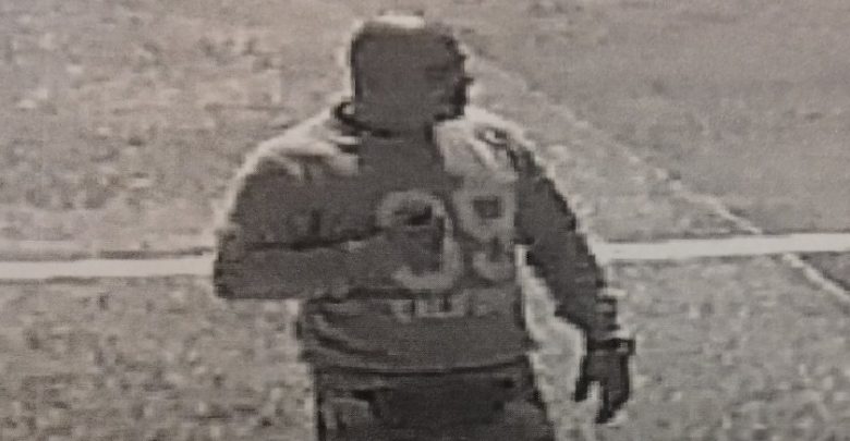 Nie lubi Górnika Zabrze? Policja poszukuje nieuchwytnego od maja wandala, który zdewastował jedną z biletowych kas na stadionie Górnika Zabrze (fot.KMP Zabrze)