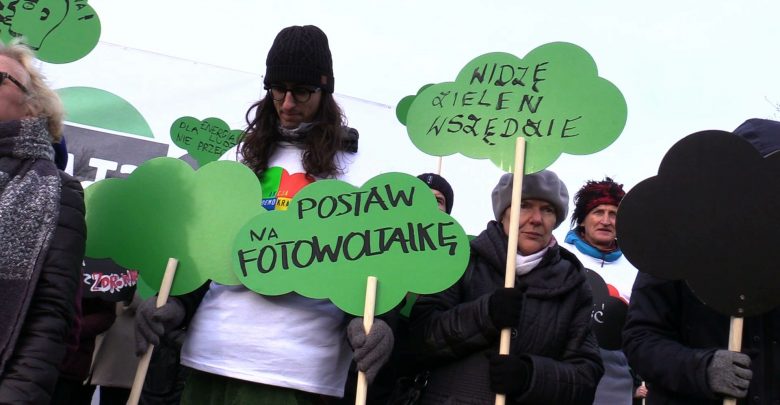 Tekturowe chmury i obawy o czyste powietrze. "Klimat? Czarno to widzę". Ekologiczny happening w Chorzowie